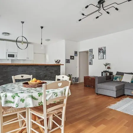 And Bright Flat Near Eiffel Tower Apartment