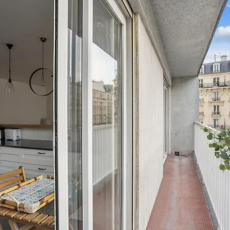 And Bright Flat Near Eiffel Tower Paris
