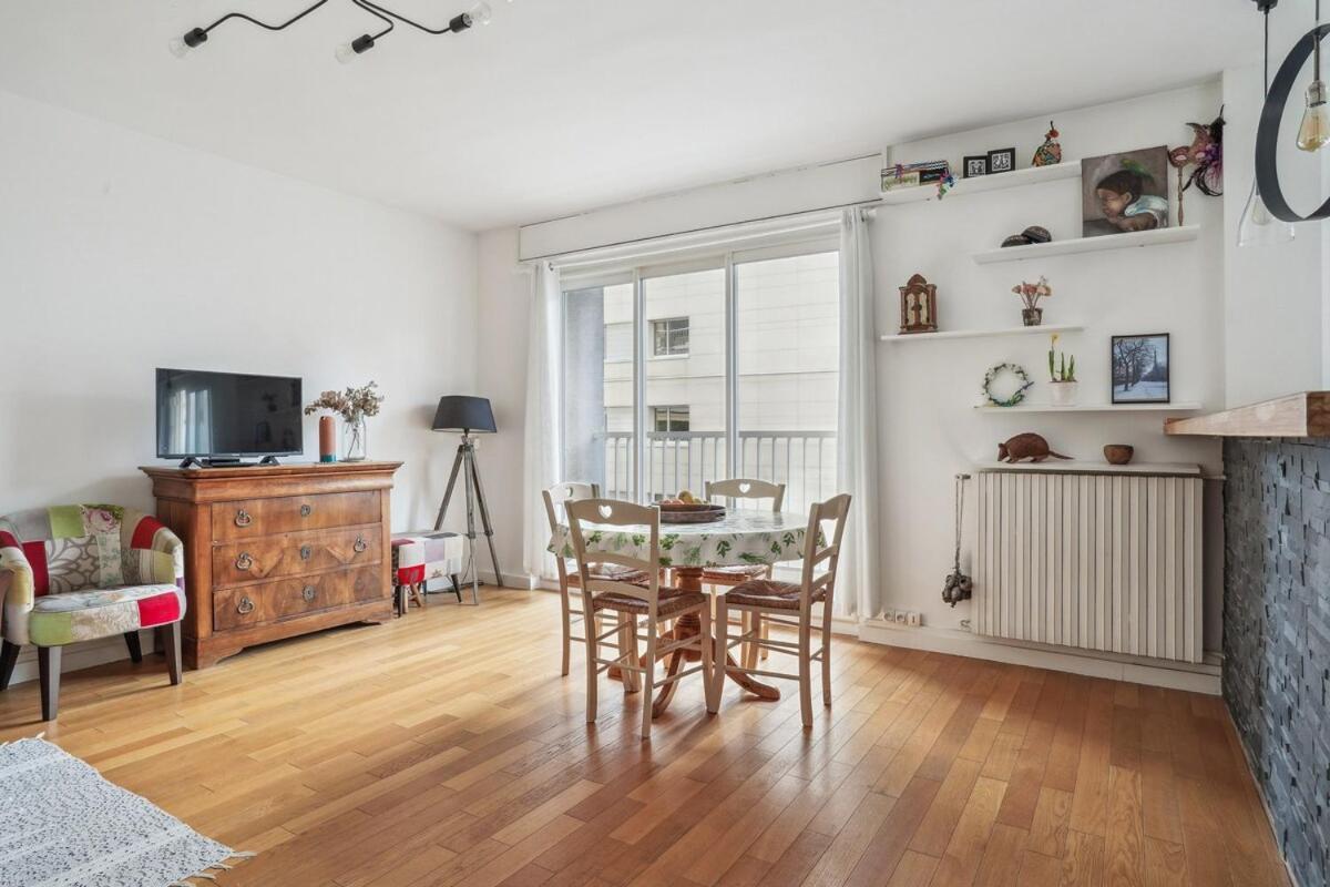 And Bright Flat Near Eiffel Tower
